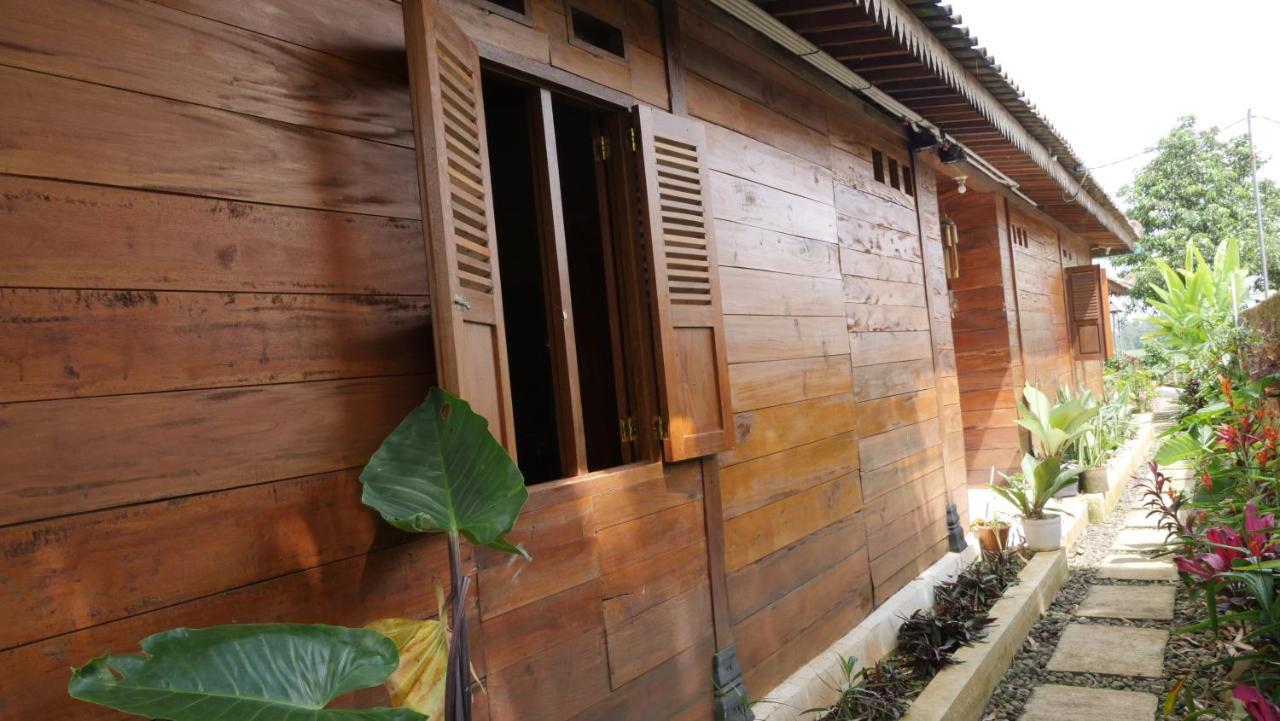 Sanggar Pantcha Indra Guest House Kemuning Екстериор снимка